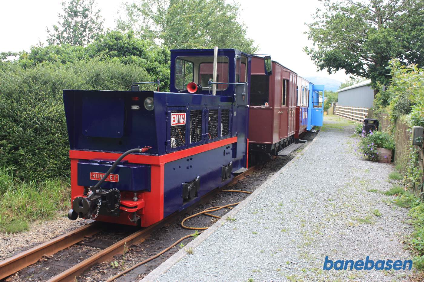 Persontoget holder ved perronen