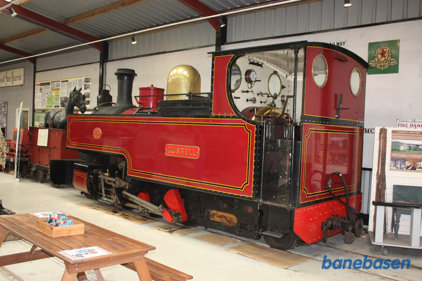 Et rødt damplokomotiv