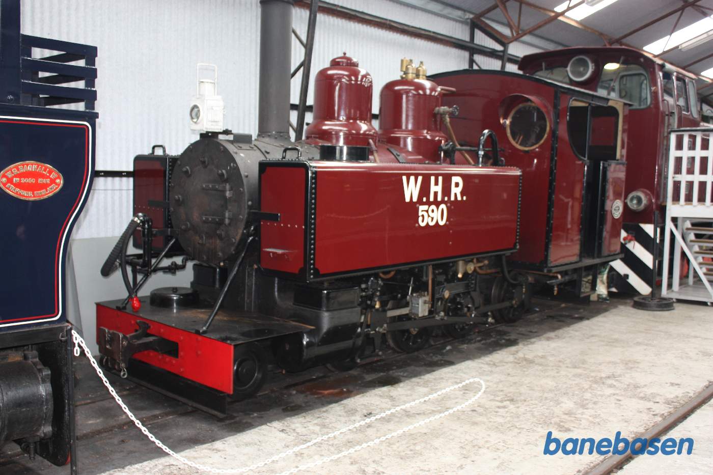 Et rødt damplokomotiv