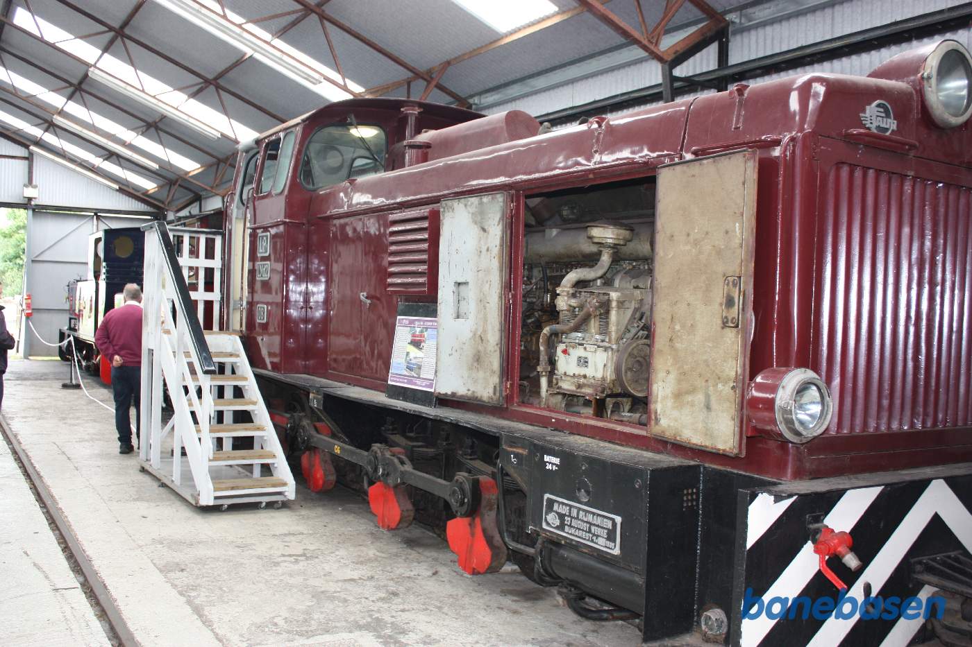 Et rødt diesellokomotiv