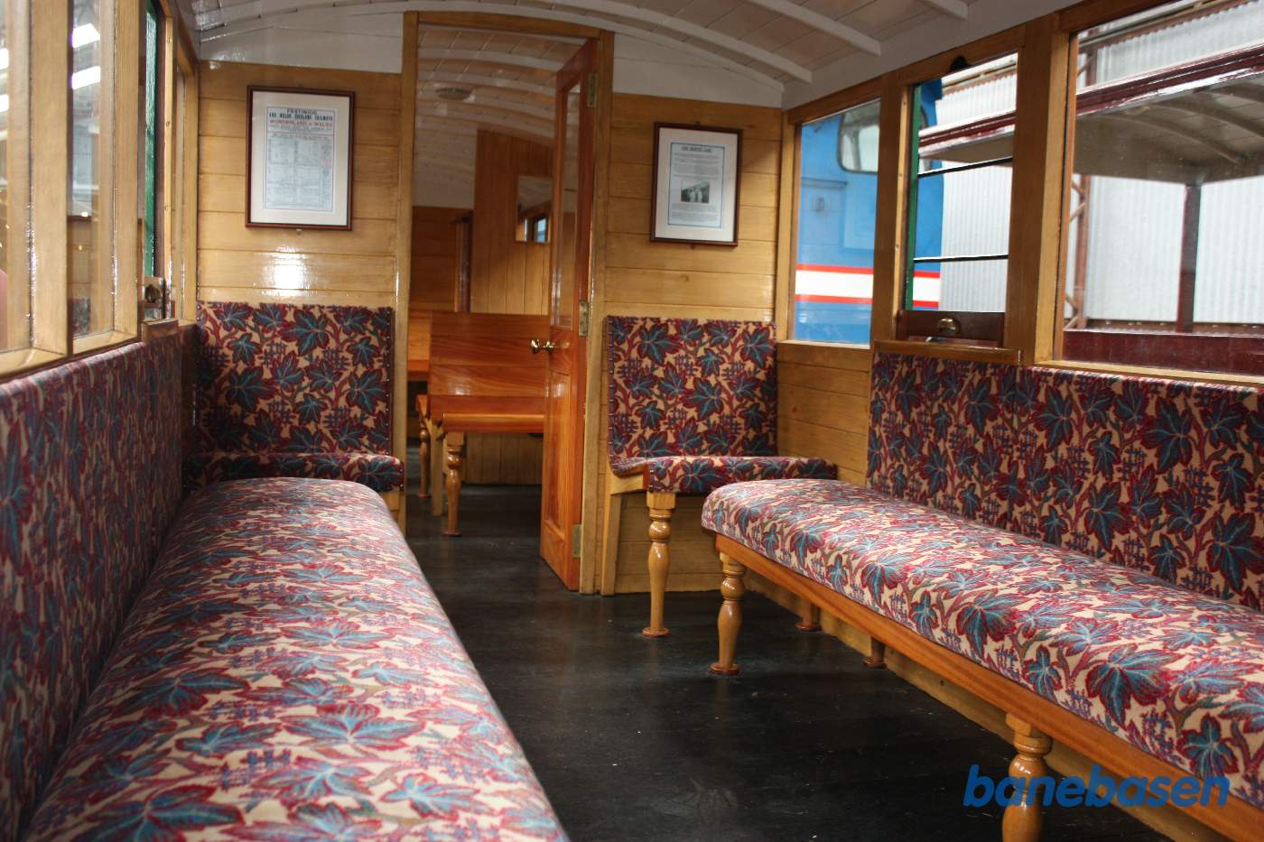 En grøn personvogn set indefra