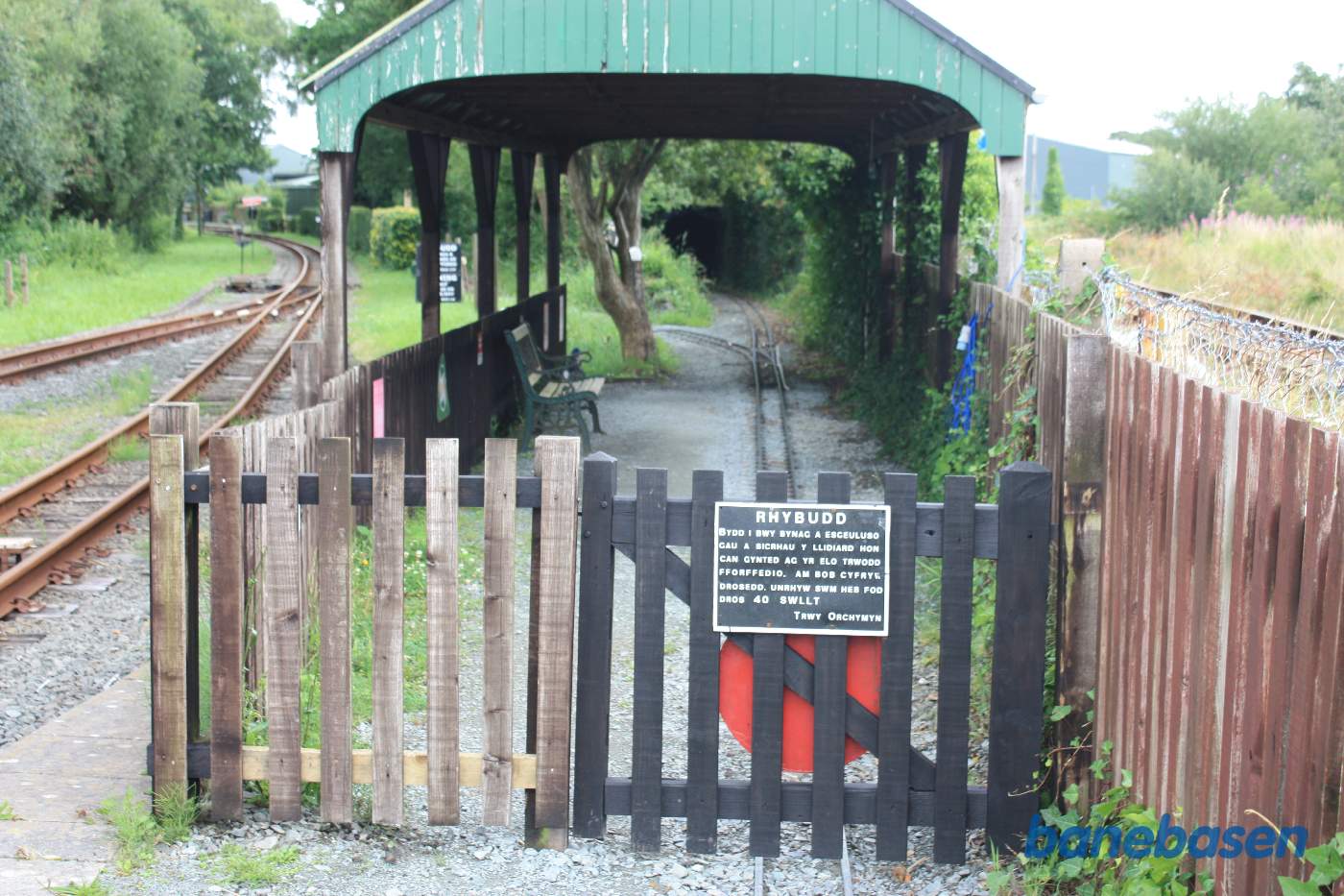 Havebanens perron og perrontag ved museets station