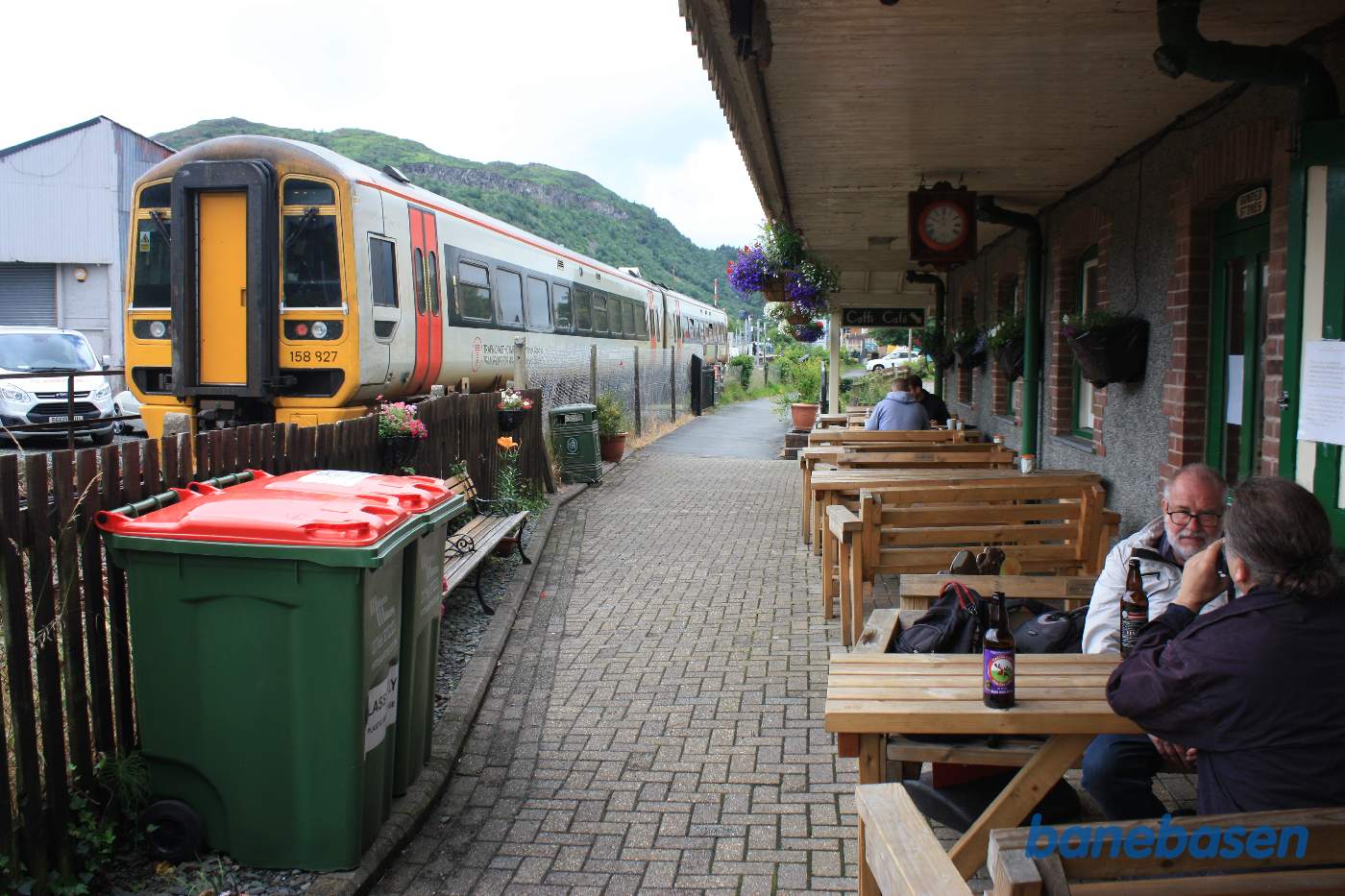 Et BR-tog passerer museet