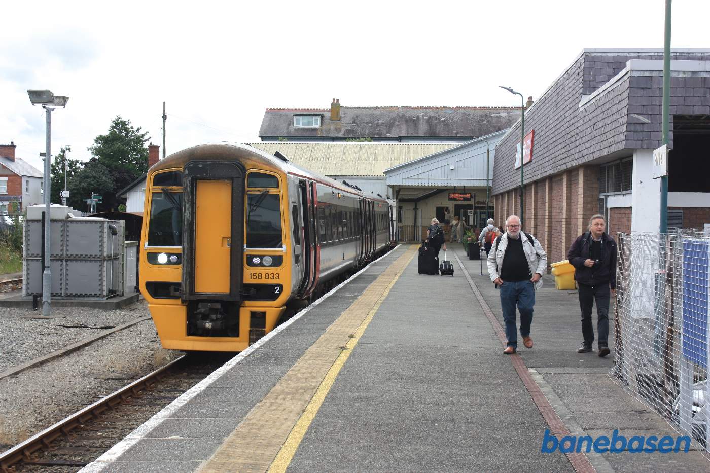 Persontog ved perron