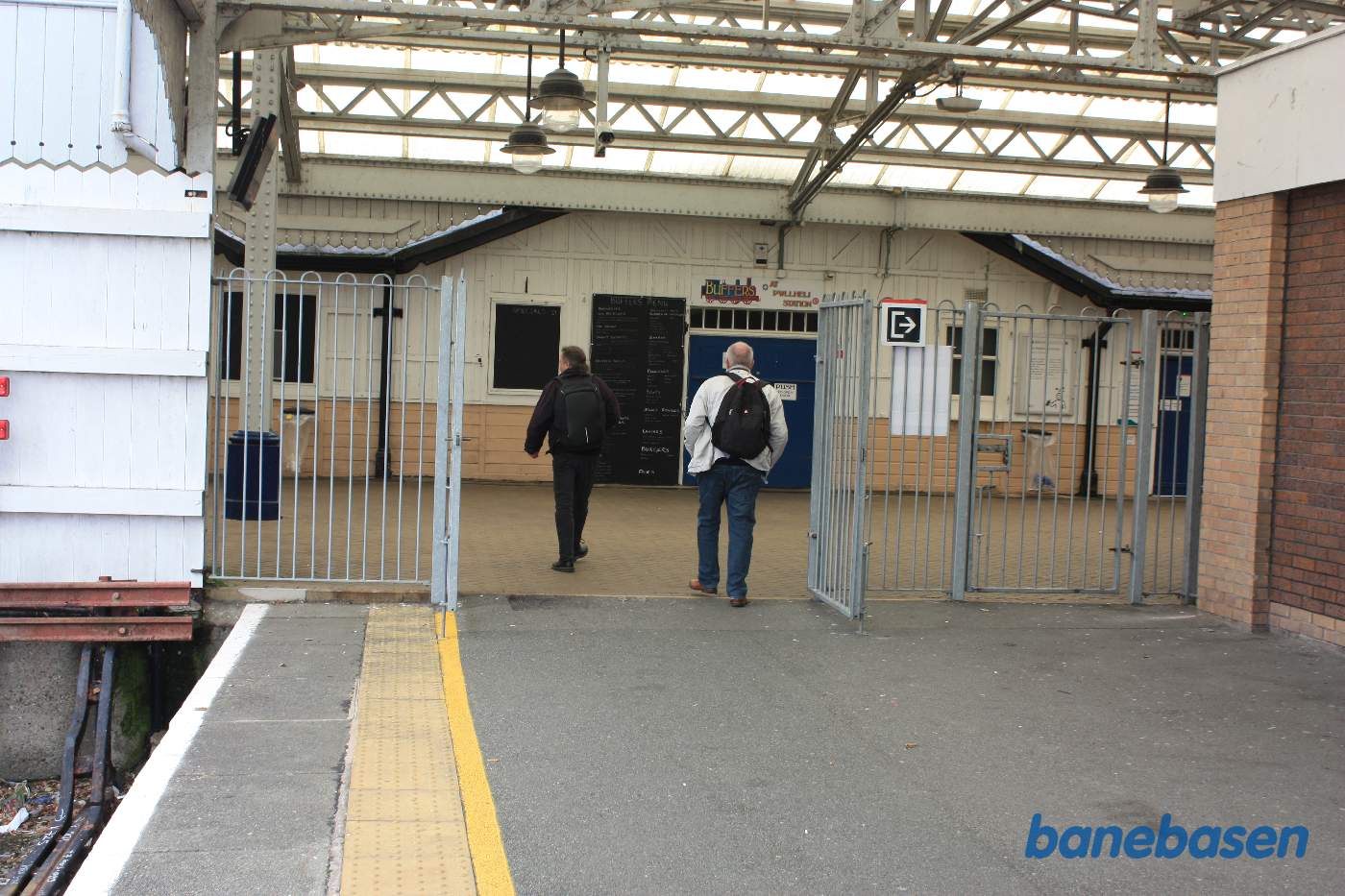 Indgang til forhallen fra perronen