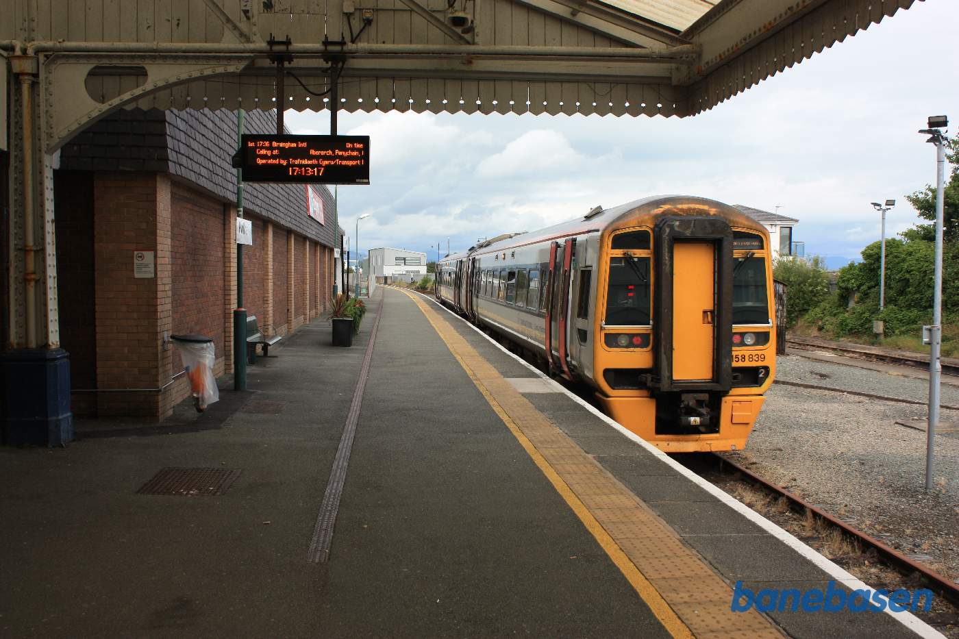 Persontog ved perron