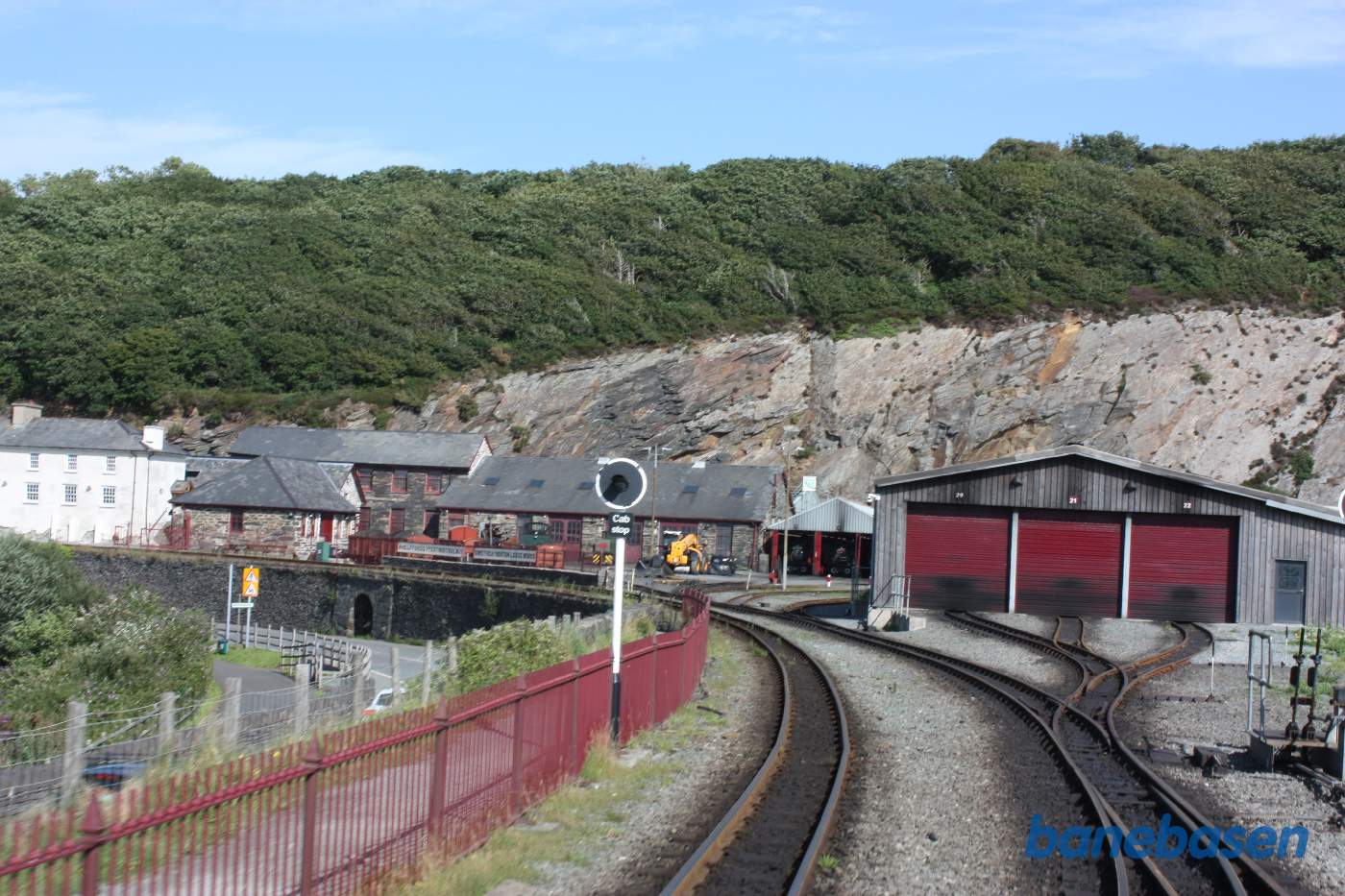 Et vue over hele remise og værkstedsområdet set fra toget