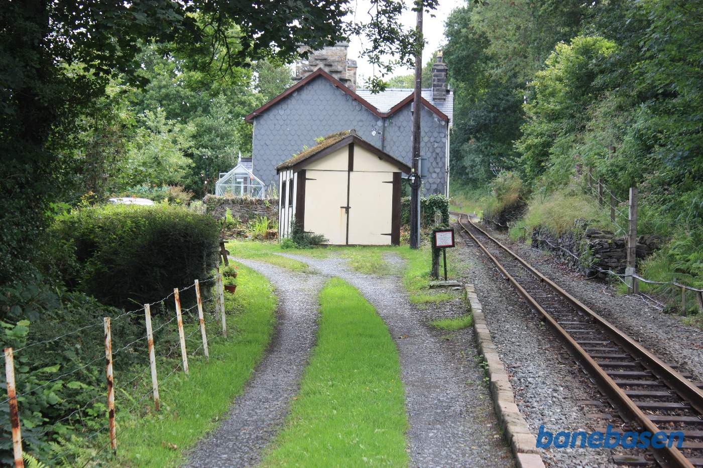 Et beboelseshus tæt op ad banen