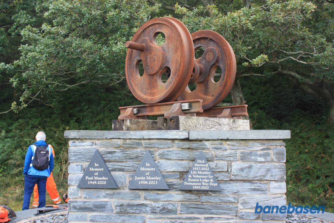 Tavler på personer der har haft betydning for genskabelsen af banen og værkstederne