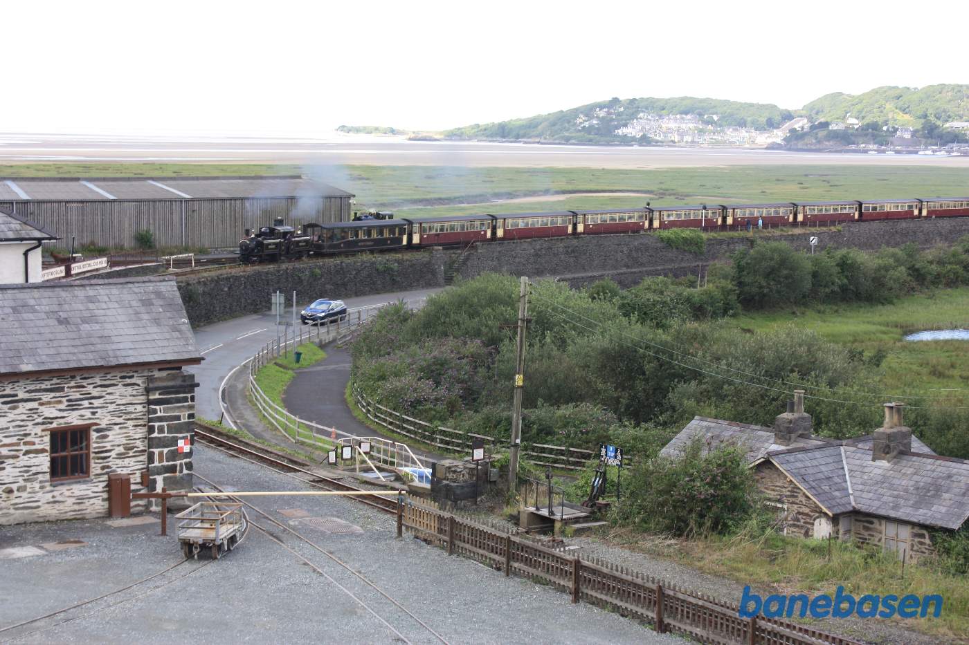 Persontoget nærmer sig værkstederne