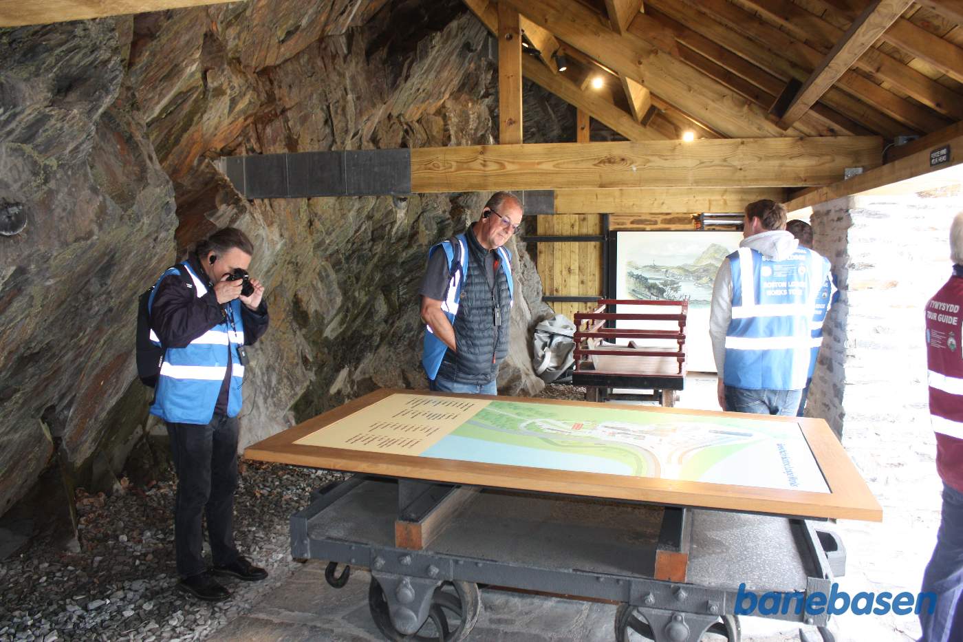 Vognværksted op ad klippen, set indefra