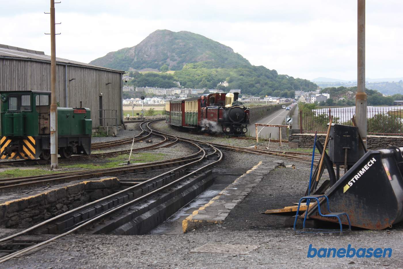 Et persontog passerer værkstedet