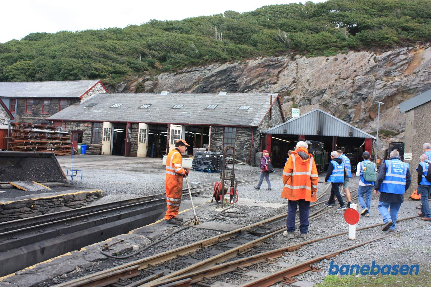 Besøgsholdet foran lokomotivværkstedet