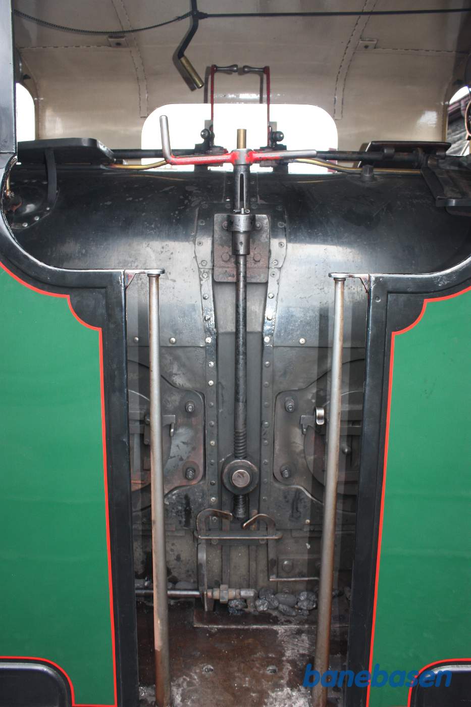 Et af de grønne double fairlie locomotives, set fra fyrbøderpladsen