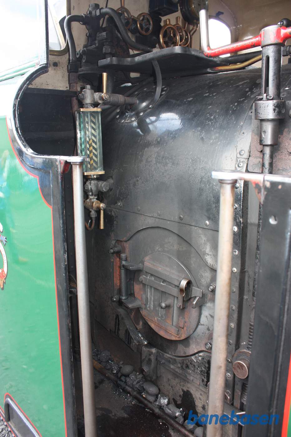 Et af de grønne double fairlie locomotives, set fra fyrbøderpladsen