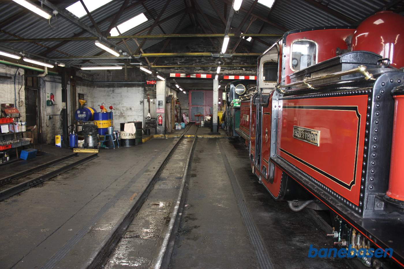 Et rødt double fairlie damplokomotiv inde i værkstedet