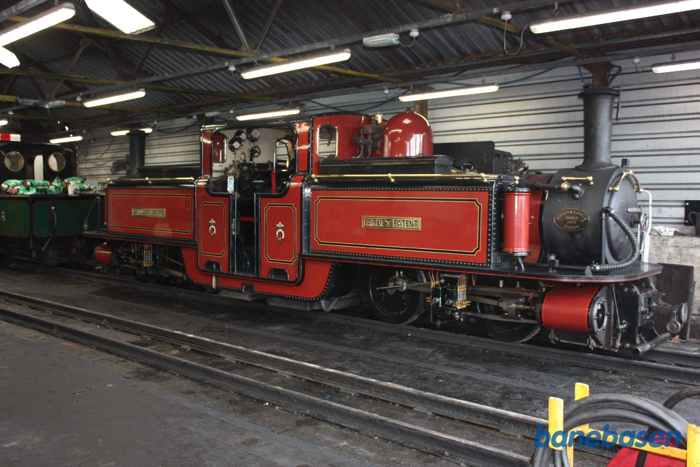 Et rødt double fairlie damplokomotiv inde i værkstedet