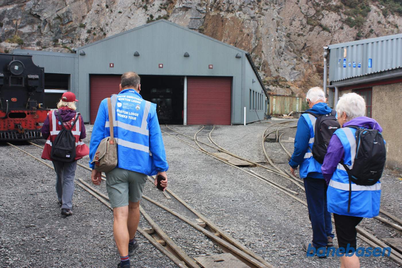 Besøgsholdet foran lokomotivremisen