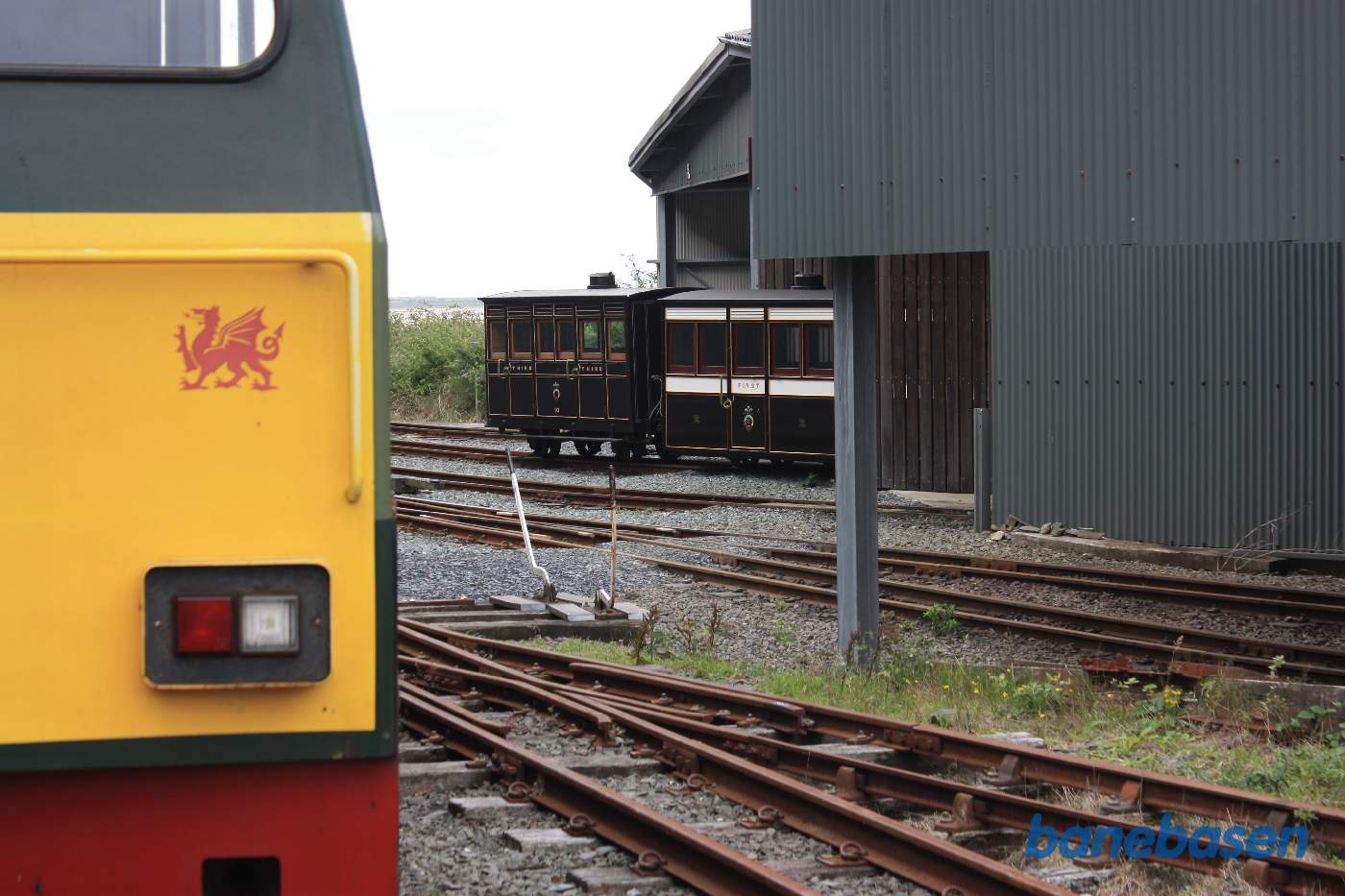 Bag diesellokomotivet, 2 af de helt gamle vogne