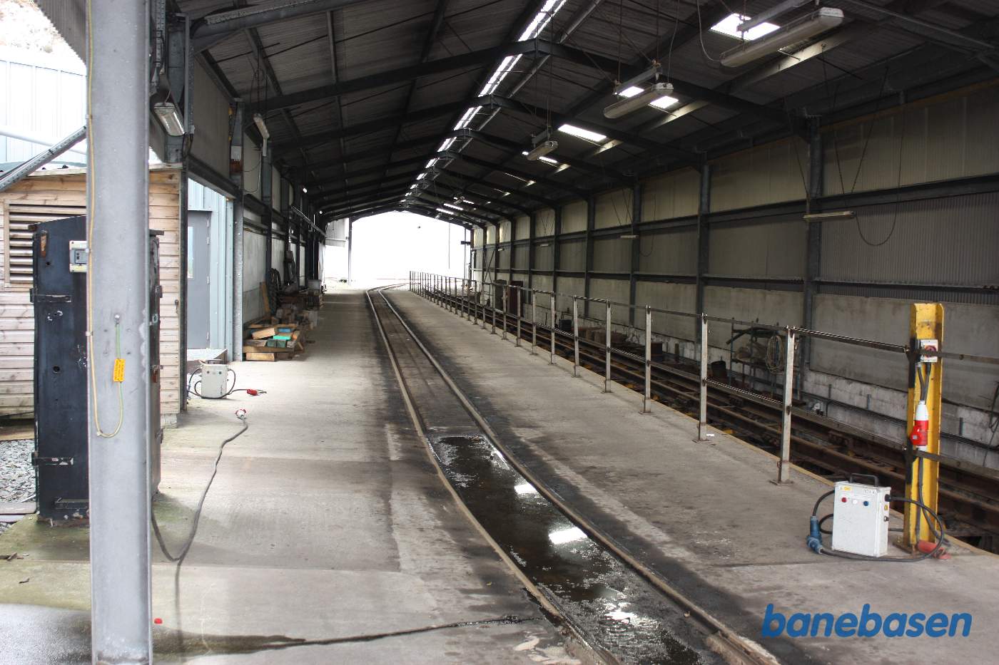 Et kig ind i en af de lange vognhaller