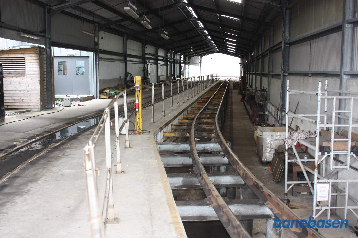 Et kig ind i en af de lange vognhaller