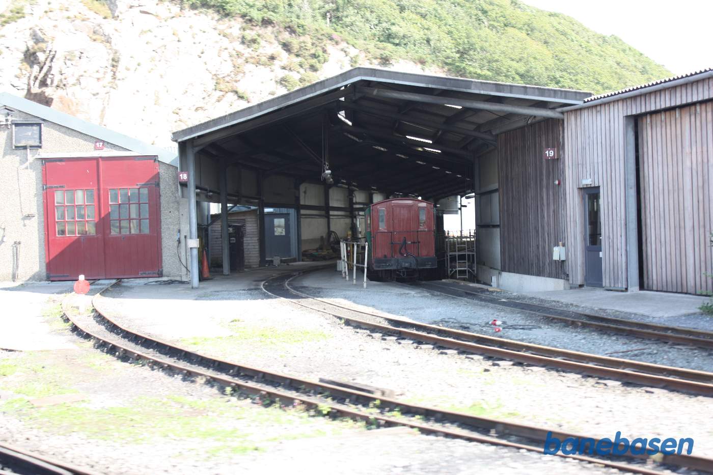 Et kig ind i en af de lange vognhaller