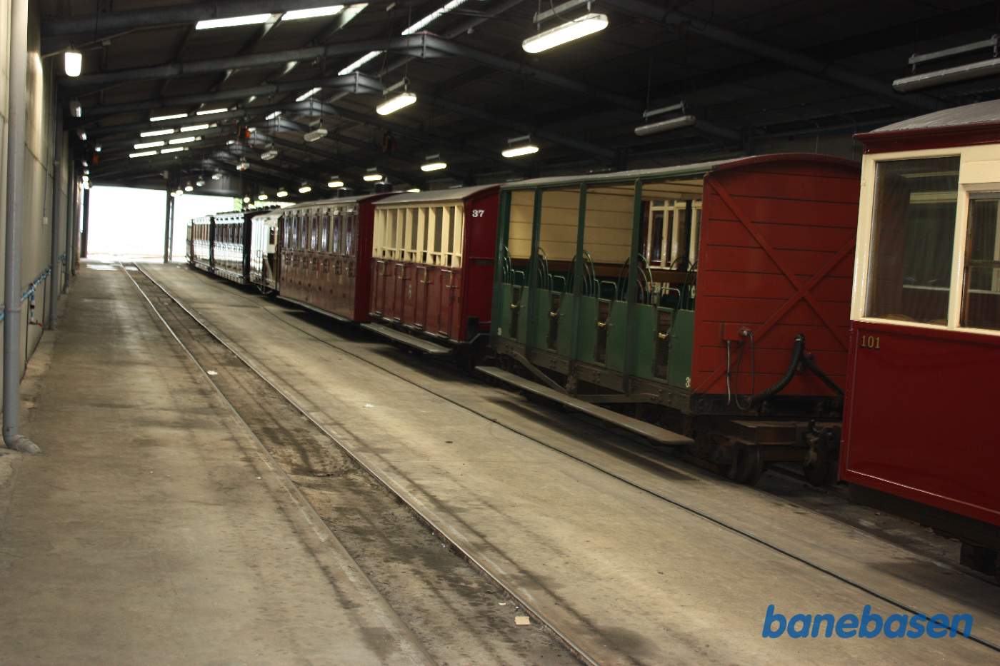 Et kig ind i vognhallen, hvor der står personvogne