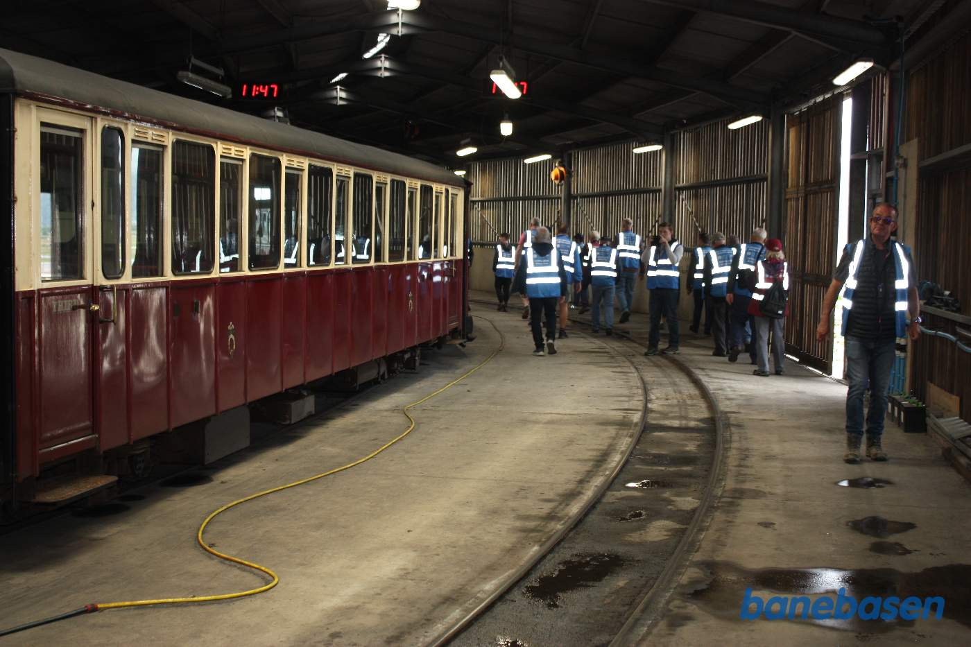 Et kig ind i vognhallen, hvor der står personvogne