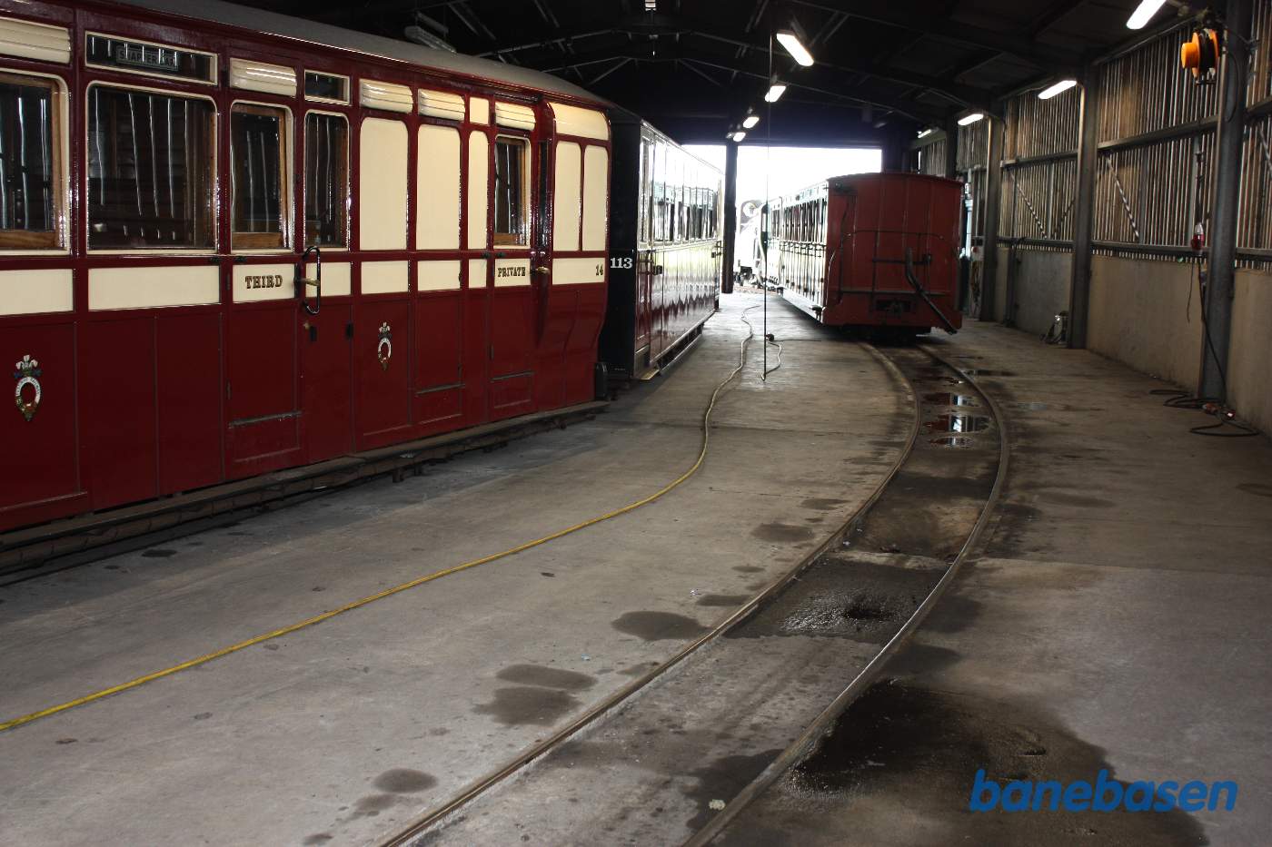 Et kig ind i vognhallen, hvor der står personvogne