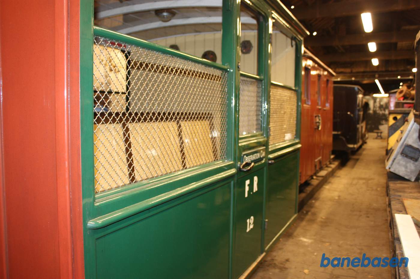 Inde i bygningen er hensat en del gammelt materiel