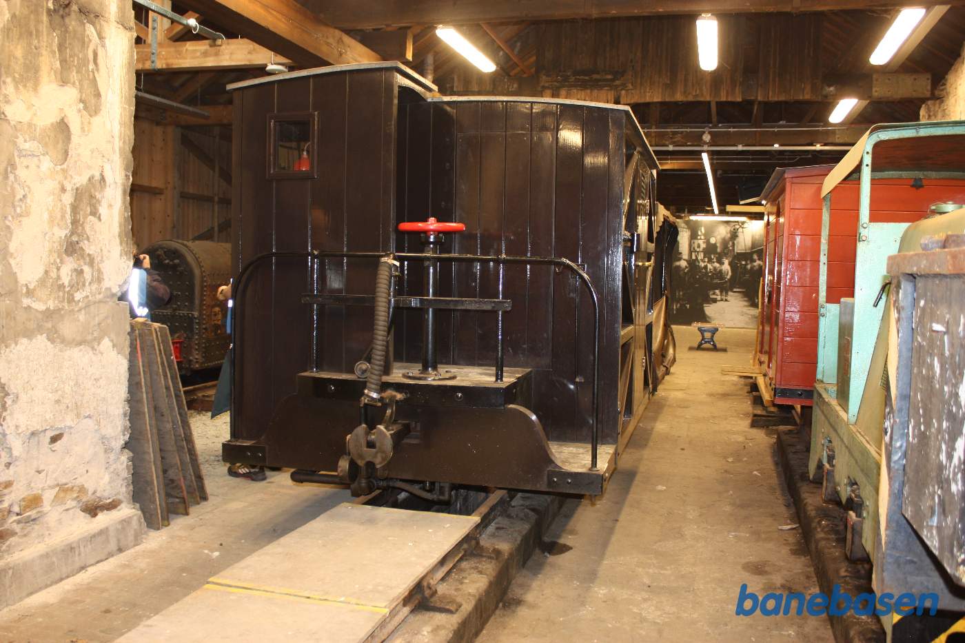 Inde i bygningen er hensat en del gammelt materiel