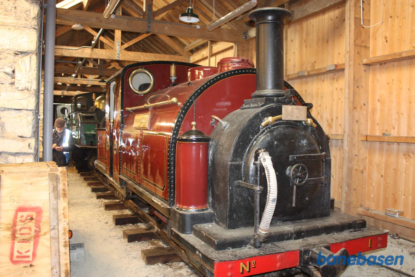 Inde i bygningen er hensat en del gammelt materiel