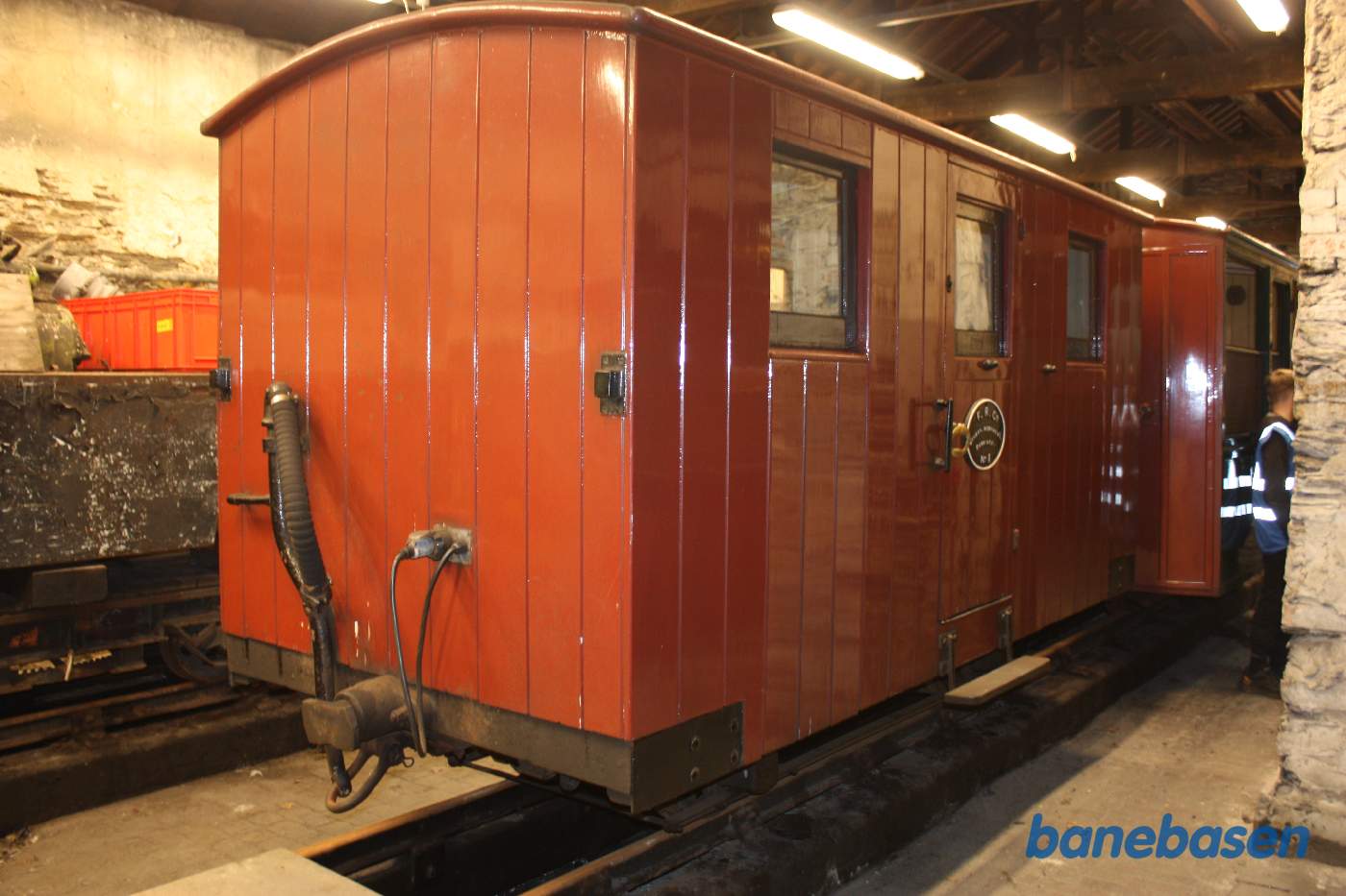 Inde i bygningen er hensat en del gammelt materiel