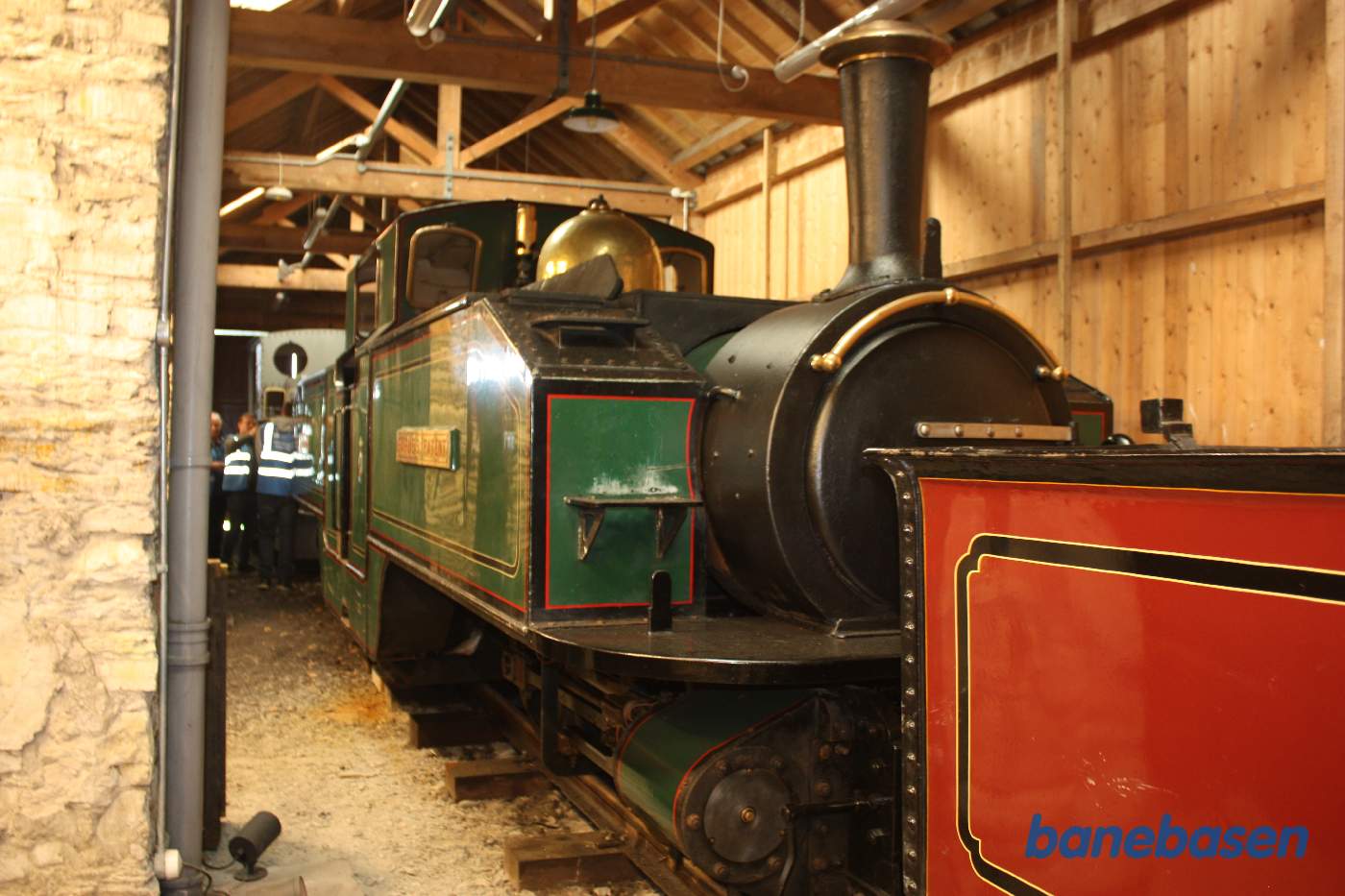 Inde i bygningen er hensat en del gammelt materiel