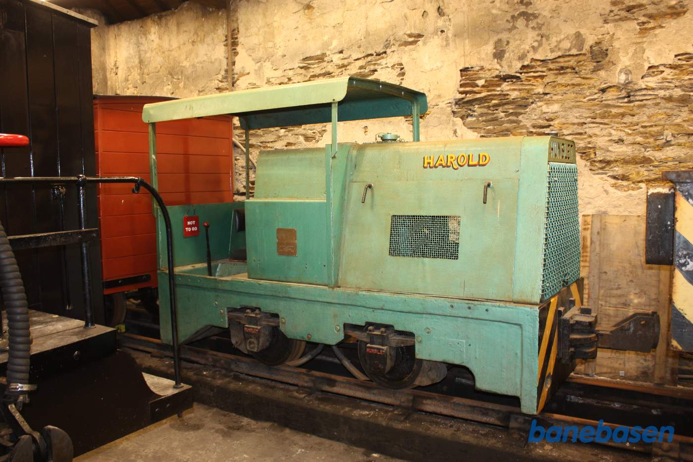 Inde i bygningen er hensat en del gammelt materiel