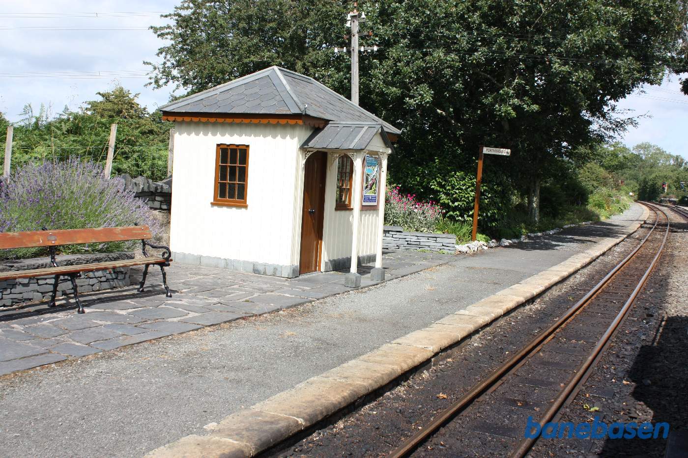 Venteskuret på modsat perron