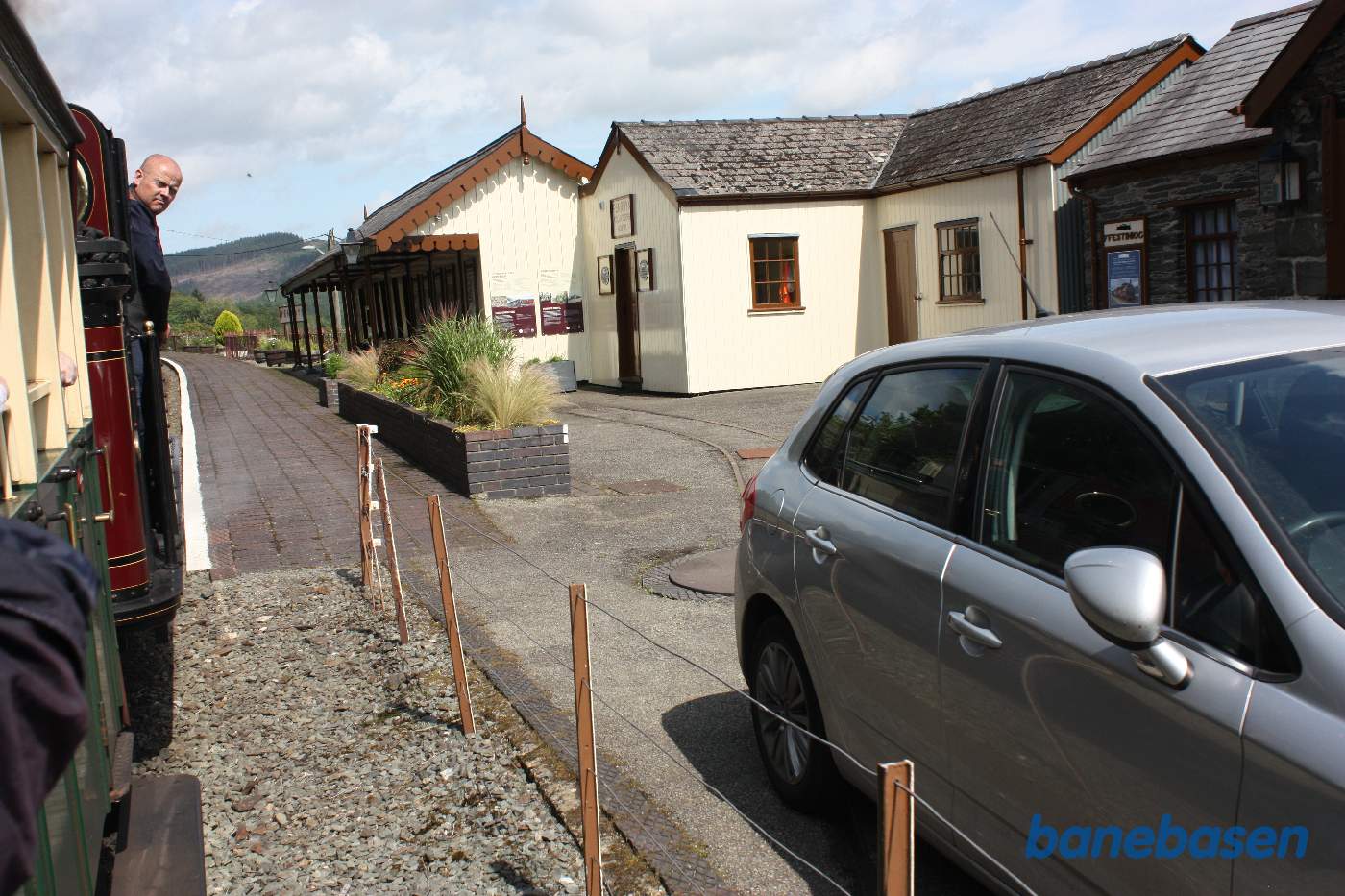 Toget kører ind på stationen