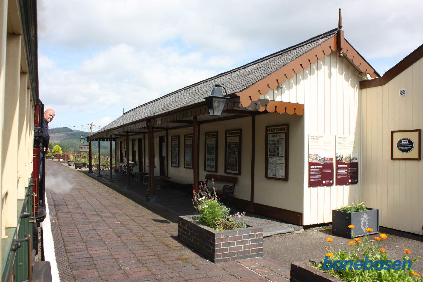 Toget holder ved perron