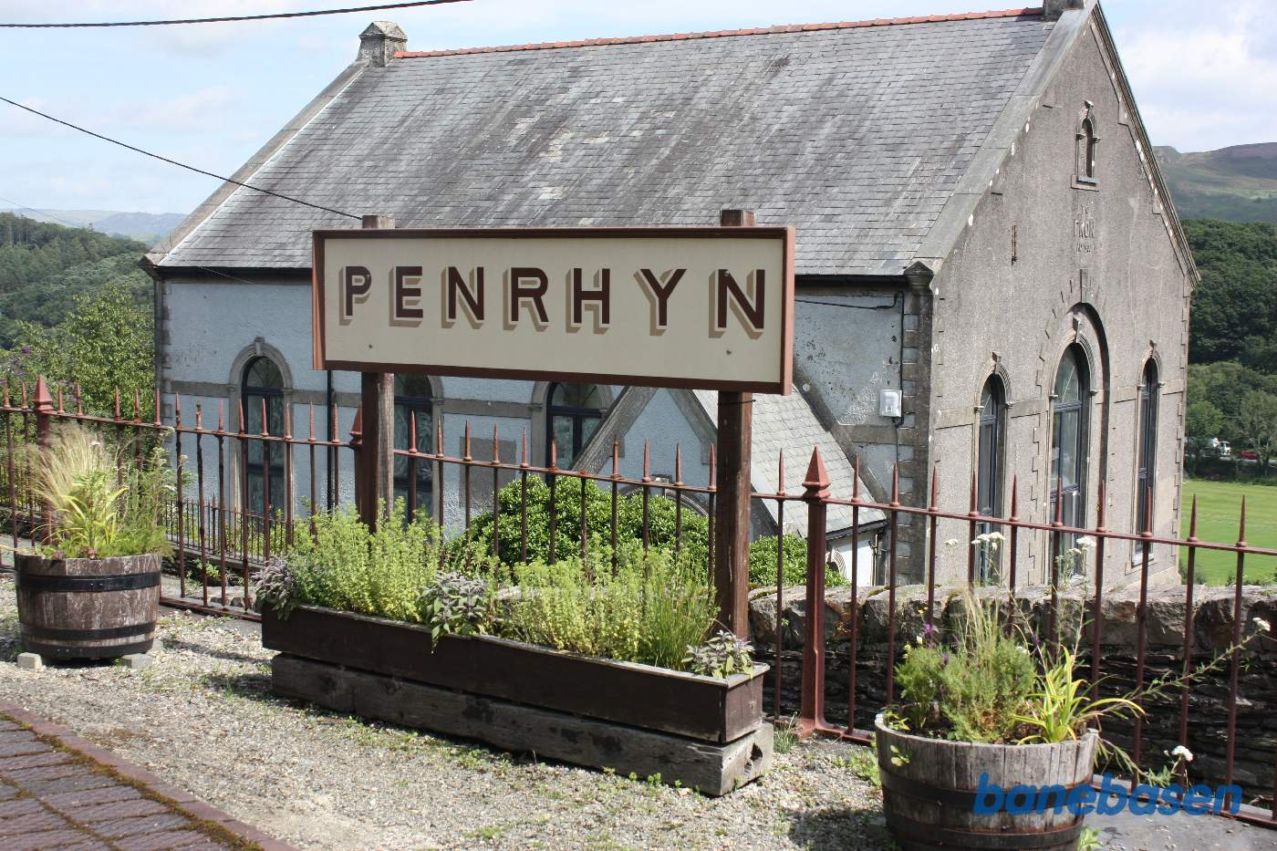 Stationsskiltet på perronen