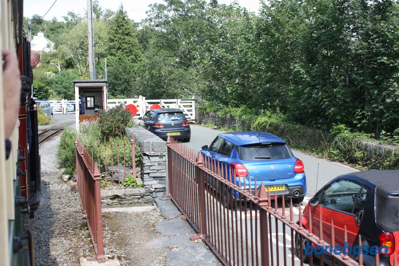 Lige efter stationen ligger der en bevogtet overskæring