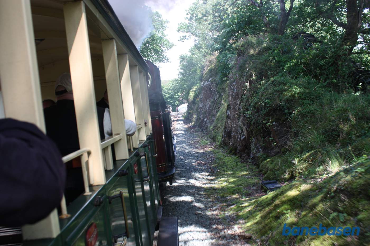 På vej ind på stationen