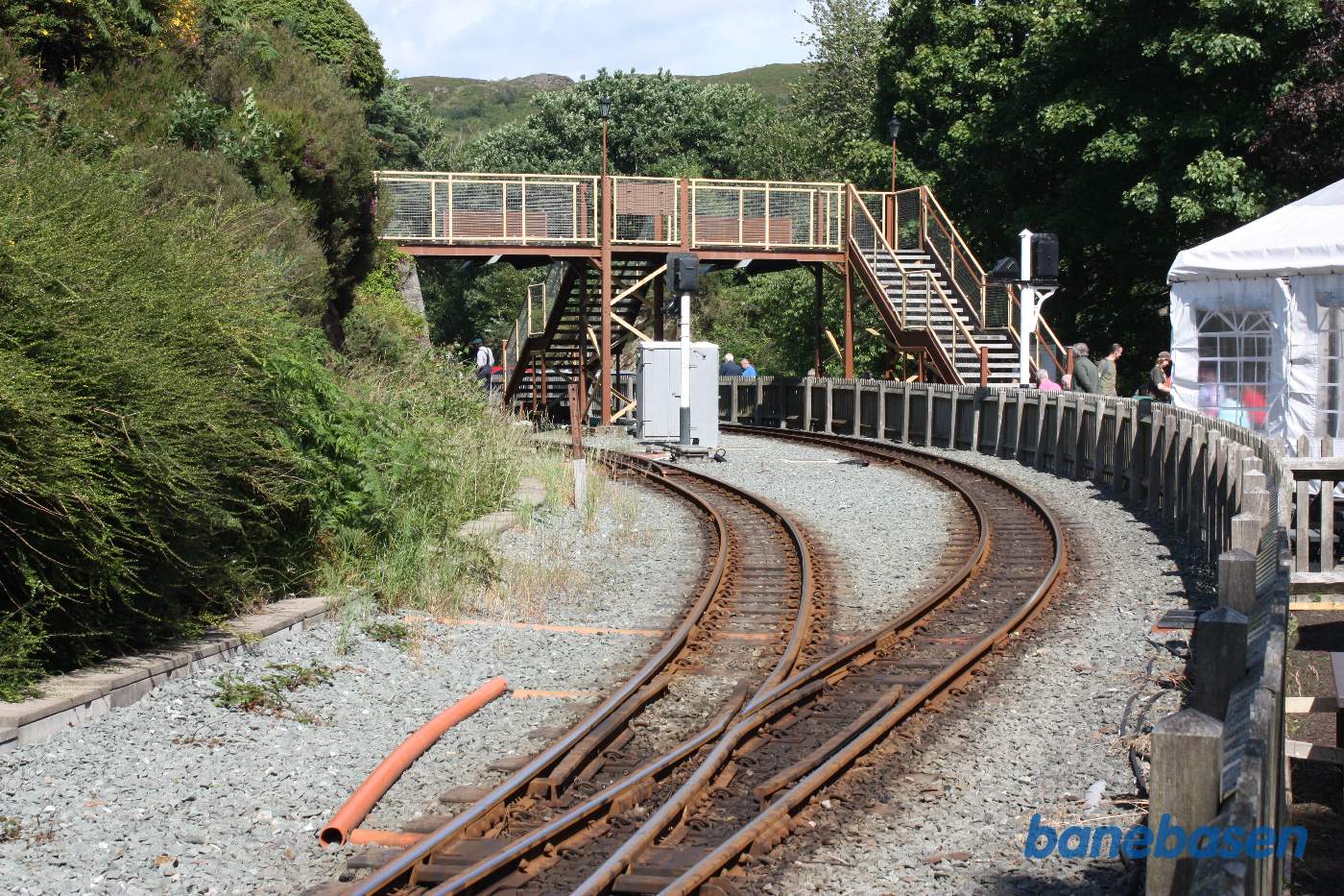 På vej ind på stationen