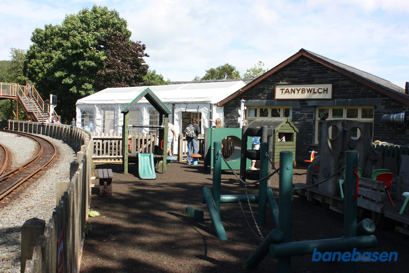 Legepladsen bag stationsbygningen