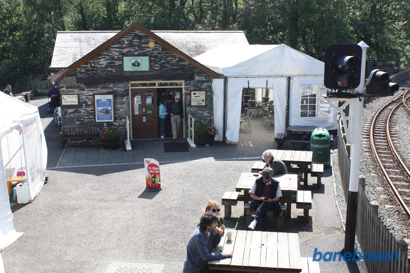 Stationsbygningen med borde og bænke