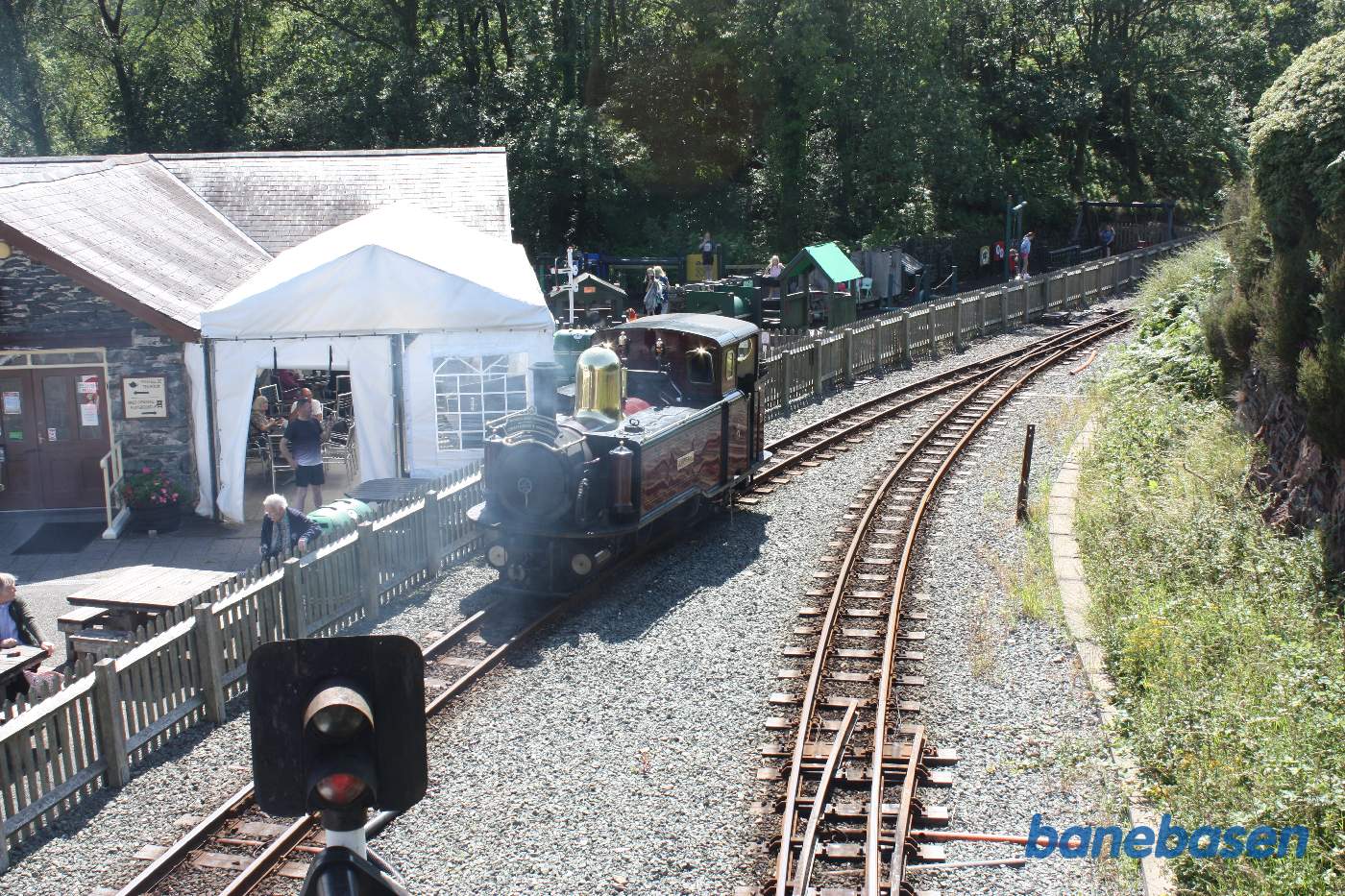 Lokomotivet omløber vognene