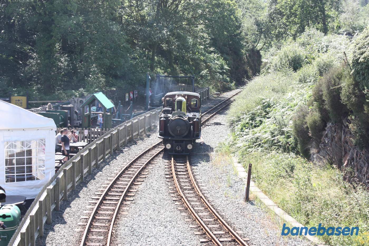 Lokomotivet omløber vognene