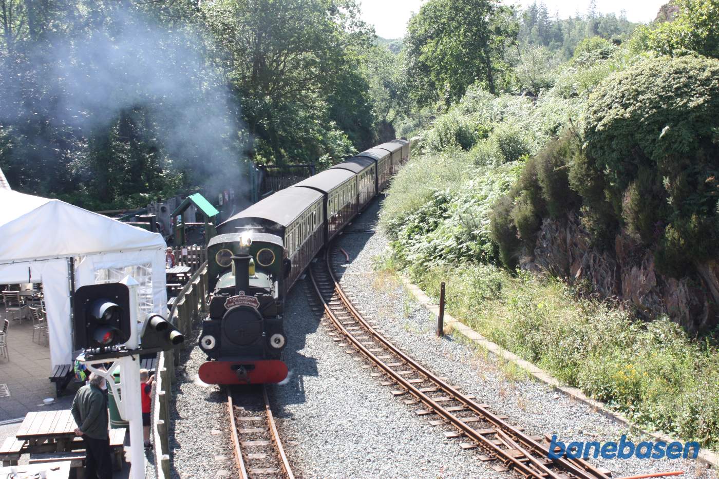 Eksprestog til Blaenau Ffestiniog suser gennem stationen