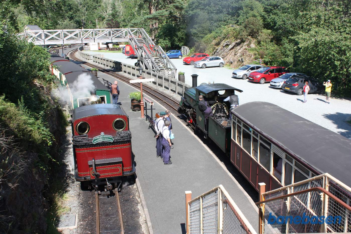 Eksprestog til Blaenau Ffestiniog suser gennem stationen