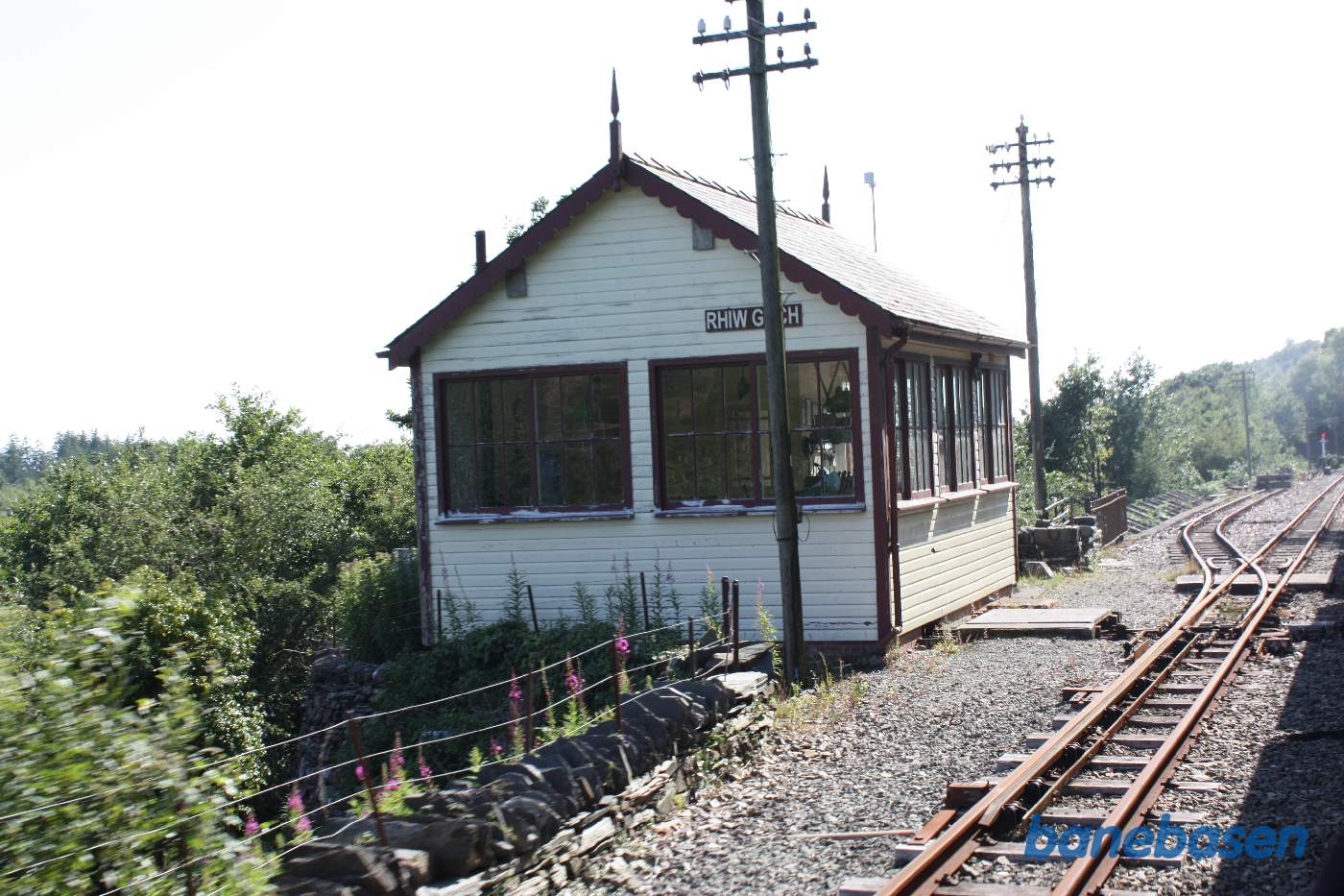 Stationsbygning med stationens navn