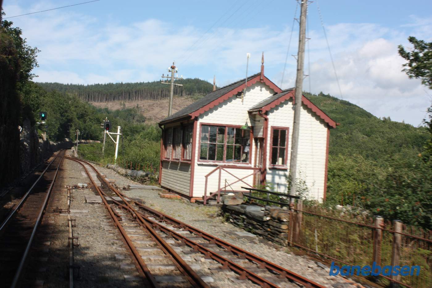 Stationsbygningen i aftensol